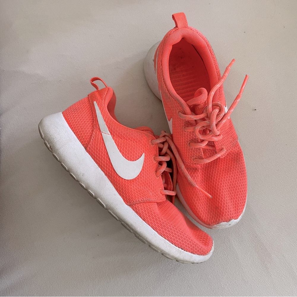 WMNs Nike Roshe Run - Sz 5, hot coral 🪸